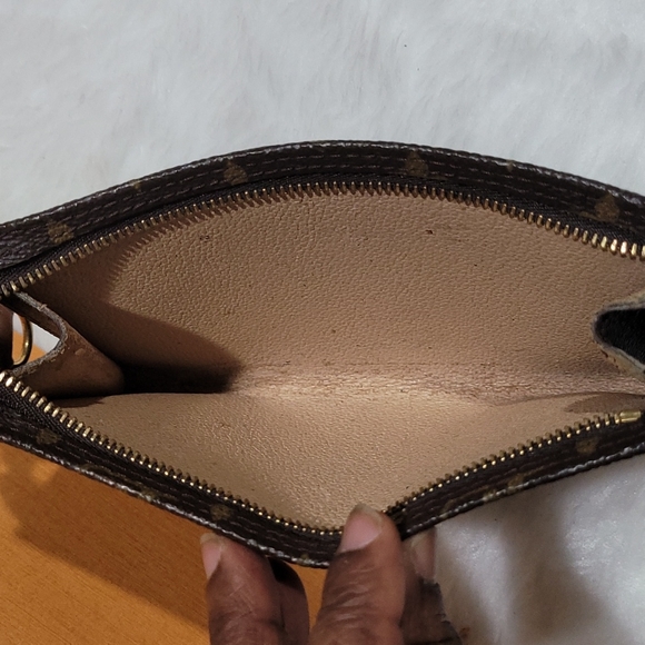 Louis Vuitton Cosmetics Pouch / Pochette - Picture 15 of 16